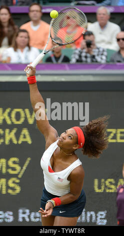 Serena Williams der Vereinigten Staaten dient als sie mit ihrer Schwester Venus gegen Andrea Hlavackova und Lucie Hradecka der tschechischen Republik während der Frauen verdoppelt Goldmedaille Partie Tennis auf die Olympischen Sommerspiele 2012 in London am 5. August in Wimbledon, London 2012 spielt. Die Williams Schwestern besiegt und Hlavackova Hradecka 6-4, 6-4, um die Goldmedaille zu gewinnen. UPI/Brian Kersey Stockfoto