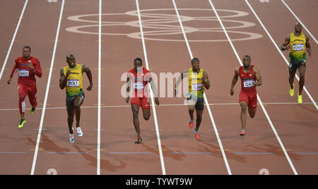 Jamaikas Usain Bolt (2., L) in der Leitung als er gewinnt die Goldmedaille im 100 m-Finale, als Amerikaner Yohan Blake (3., R) gewinnt die Silbermedaille und Justin Gatlin (3., L) gewinnt die Bronzemedaille bei den Olympischen Sommerspielen 2012, 5. August 2012, in London, England. Schraube einen olympischen Rekord mit einer Zeit von 9,63 Sekunden. Auch konkurrierende amerikanische Ryan Bailey (L), Jamaikas Asafa Powell (R) und Tyson Gay (2., R). UPI/Mike Theiler Stockfoto