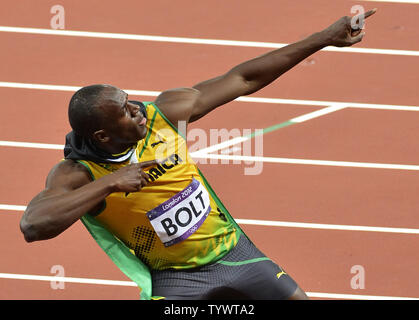 Jamaikas Usain Bolt Gesten wie ein Bogenschütze nach dem Gewinn der Goldmedaille bei den Männern 100 m finalsl, bei den Olympischen Sommerspielen 2012, 5. August 2012, in London, England. Schraube einen olympischen Rekord mit einer Zeit von 9,63 Sekunden. UPI/Mike Theiler Stockfoto