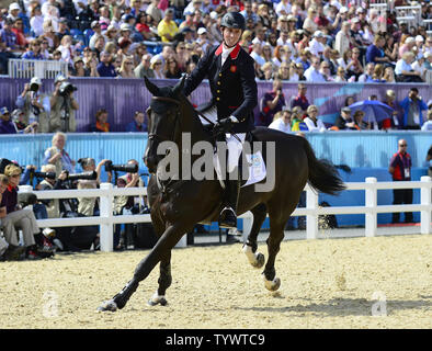 Ben Maher von Großbritannien, Reitschule Tripple X, konkurriert im Pferdesport die 3. näheren Bestimmung einzelnen Wettbewerb und Runde 2 der Team Springen Wettbewerb bei den Olympischen Sommerspielen 2012 in London am 5. August 2012 in London. Das Team aus Großbritannien die Goldmedaille nach einem "Springen" gegen die Niederlande erfasst. UPI/Ron Sachs Stockfoto