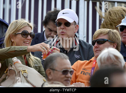 Prinz Albert von Monaco, Mitte, und der niederländische Kronprinz Willem Alexander, rechts, und Kronprinzessin Maxima, Links, während die einzelnen Springen Runde 2 Wettbewerb bei den Olympischen Sommerspielen 2012 in London am 5. August 2012 in London. UPI/Ron Sachs Stockfoto