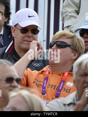 Fürst Albert II. von Monaco, links, und Prinz Willem-Alexander der Niederlande, rechts, einige Gedanken, die vor der "Jump-Off" zwischen Großbritannien und den Niederlanden für die Goldmedaille im Pferdesport einzelnen Springen Runde 2 Wettbewerb bei den Olympischen Sommerspielen 2012 in London am 5. August 2012 in London. UPI/Ron Sachs Stockfoto