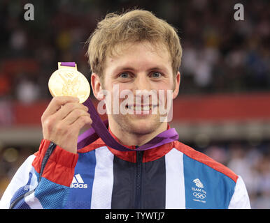 Großbritanniens Jason Kenny hält seine Goldmedaille nach dem Sieg über Frankreich Gregory Manometer im Finale der Männer einzelnen Sprint auf der Radrennbahn an den Olympischen Sommerspielen 2012 in London am 6. August 2012 in London. UPI/Hugo Philpott Stockfoto