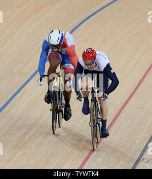 Großbritanniens Jason Kenny in Aktion gegen Frankreich von Gregory Manometer im Finale der Männer einzelnen Sprint auf der Radrennbahn an den Olympischen Sommerspielen 2012 in London am 6. August 2012 in London. UPI/Hugo Philpott Stockfoto