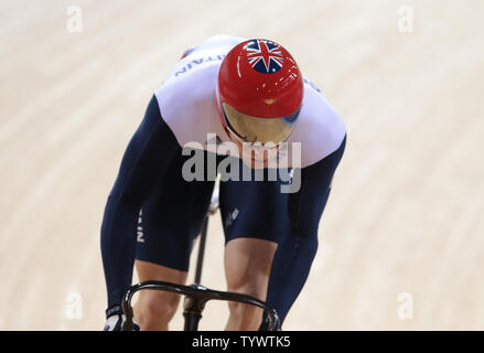 Großbritanniens Jason Kenny in der Endrunde der Männer einzelnen Sprint auf der Radrennbahn an den Olympischen Sommerspielen 2012 in London am 6. August 2012 in London. UPI/Hugo Philpott Stockfoto