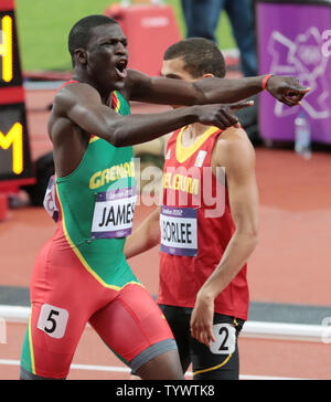 Von Grenada Kirani James feiert den Gewinn der Männer 400 Meter Finale im Olympiastadion bei den Olympischen Sommerspielen 2012 in London am 6. August 2012 in London. UPI/Hugo Philpott Stockfoto