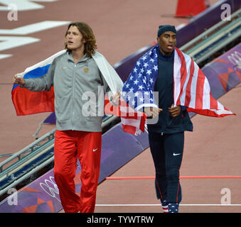 Goldmedaillengewinner Ivan Ukhov Russlands (L) und Silbermedaillengewinner Erik Kynard der Vereinigten Staaten eine Ehrenrunde nach den Herren hoch springen Finale bei den Olympischen Spielen 2012 in London am 7. August 2012 in Stratford, London Ukhov Gold mit einem Sprung von 2,38 m beim Kynard nahm das Silber mit 2,33 M gewann UPI/Brian Kersey Stockfoto