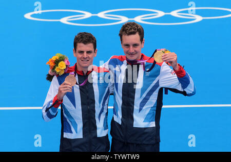 Großbritanniens Brüder Jonathan und Alistair Brownlee halten Sie ihr Gold und Bronze Medaillen aus der Herren Triathlon in Hyde Park bei den Olympischen Sommerspielen 2012 in London am 7. August 2012 in London. UPI/Hugo Philpott Stockfoto