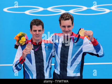 Großbritanniens Brüder Jonathan und Alistair Brownlee halten Sie ihr Gold und Bronze Medaillen aus der Herren Triathlon in Hyde Park bei den Olympischen Sommerspielen 2012 in London am 7. August 2012 in London. UPI/Hugo Philpott Stockfoto