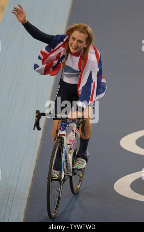 Großbritanniens Laura Trott feiert winnng der Frauen Omnium um Amerikas Sarah Hammer im Velodrom an den Olympischen Sommerspielen 2012 in London am 7. August 2012 in London. UPI/Hugo Philpott Stockfoto