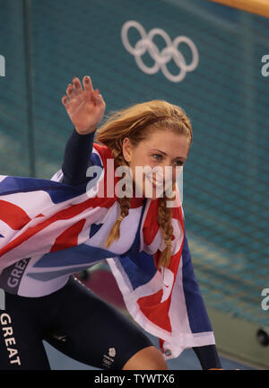 Großbritanniens Laura Trott feiert winnng der Frauen Omnium um Amerikas Sarah Hammer im Velodrom an den Olympischen Sommerspielen 2012 in London am 7. August 2012 in London. UPI/Hugo Philpott Stockfoto