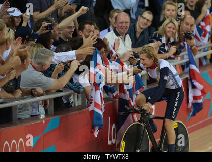 Großbritanniens Laura Trott feiert mit ihrer Familie nach dem Sieg bei den Frauen Omnium im Velodrom an den Olympischen Sommerspielen 2012 in London am 7. August in London 2012. UPI/Hugo Philpott Stockfoto