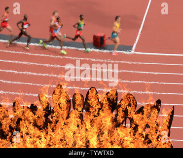 Eine Hitze von 5000 bei den Männern M verläuft die Olympische Flamme bei den Olympischen Sommerspielen 2012 in London am 8. August in London 2012. UPI/Terry Schmitt Stockfoto