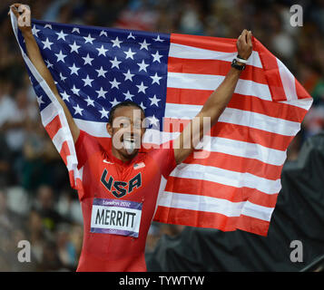 Aries Merritt der USA feiert den Gewinn der Goldmedaille in Männer 110m Hürden bei den Olympischen Sommerspielen 2012 in London am 8. August 2012 in London. UPI/Terry Schmitt Stockfoto