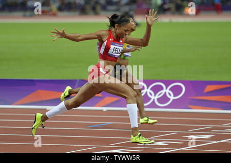 Allyson Felix der Vereinigten Staaten über die Ziellinie fährt bei den Frauen 200 m-Finale bei den Olympischen Spielen 2012 in London am 8. August in Stratford, London 2012. Felix gewann die Goldmedaille in einer Zeit von 21,88 Sekunden. UPI/Brian Kersey Stockfoto