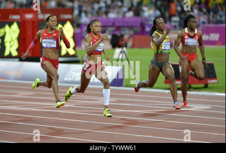 Allyson Felix der Vereinigten Staaten (C) führt die Weise, im 200 m-Finale bei den Olympischen Spielen 2012 in London der Frauen am 8. August in Stratford, London 2012. Felix gewann die Goldmedaille in einer Zeit von 21,88 Sekunden. UPI/Brian Kersey Stockfoto