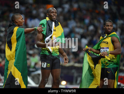 Goldmedaille Usain Bolt (C) feiert mit Bronze Medaillenträger warren Wehr und Silbermedaillengewinner Yohan Blake nach 200 m der Männer bei den Olympischen Spielen 2012 in London am 9. August 2012 in London. Jamaika fegte die Veranstaltung. UPI/Terry Schmitt Stockfoto