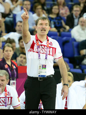 Trainer Boris Sokolovskiy Russlands sein Team gegen Frankreich in der Women's Basketball Halbfinale bei den Olympischen Sommerspielen 2012 in London am 9. August 2012 in London leitet. UPI/Ron Sachs Stockfoto