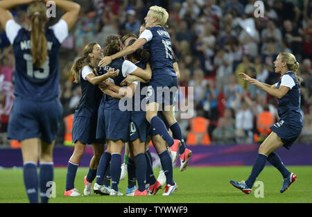 United States Team Mitglieder jubilate bei Abschluss eines Gewinn 2-1 über Japan für Fußball Goldmedaille der Frauen im Wembley Stadion bei den Olympischen Sommerspielen 2012, 9. August 2012, in London, England. UPI/Mike Theiler Stockfoto