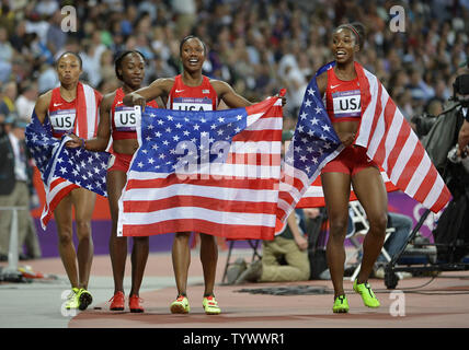 Die Vereinigten Staaten von Frauen 4x100m Staffel von Allyson Felix (L-R), Bianca Ritter, Carmelita Jeter und Tianna Madison Feiern nach dem Gewinn einer Goldmedaille im Falle an den Olympischen Sommerspielen 2012 in London am 10. August 2012 in Stratford, London. Das Team einen Weltrekord mit einer Zeit von 40.82 Sekunden. UPI/Brian Kersey Stockfoto