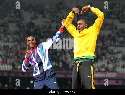 Großbritanniens Mo Farah und Jamaikas Usain Bolt posieren für die Medien nach ihren jeweiligen Rennen gewinnen auf Der neunte Tag der Leichtathletik im Olympischen Stadion bei den Olympischen Sommerspielen 2012 in London am 11. August 2012 in London. UPI/Hugo Philpott Stockfoto