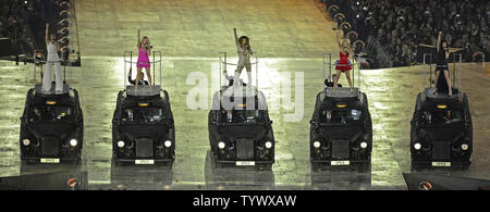 Spice Girls von den Dächern der Taxis während der Abschlussfeier der Olympischen Spiele 2012 in London führen Sie am 12. August 2012 in London. UPI/Ron Sachs Stockfoto