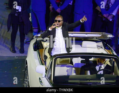 Taio Cruz führt von der Rückseite einer Limousine während der Abschlussfeier der Olympischen Spiele 2012 in London am 12. August in London 2012. UPI/Ron Sachs Stockfoto