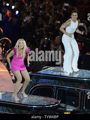 Emma Bunton, Links, und Melanie C, rechts, der Spice Girls während der Abschlussfeier der Olympischen Spiele 2012 in London am 12. August, 2012 in London. UPI/Ron Sachs Stockfoto