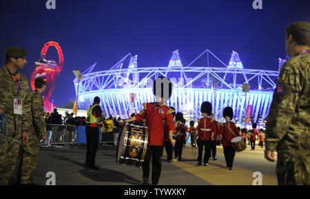 Teilnehmer gekleidet wie Beefeaters das Olympiastadion als der Abschlussfeier der Olympischen Spiele ab 2012 offiziell ein Ende zu den Wettbewerben, 12. August 2012, in London, England und ein Gruß an Brasilien, wo die Olympia 2016 in Rio de Janiero gehalten wird, UPI/Mike Theiler Stockfoto