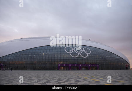 Die Olympischen Ringe auf dem Bolschoj Ice Dome im Olympic Park vor dem Beginn der Olympischen Winterspiele 2014 in Sotschi am 1. Februar in Sotschi, Russland 2014 gesehen. Die Olympischen Spiele in Sotschi 2014 wird am 7. Februar 2014 eröffnen. UPI/Kevin Dietsch Stockfoto