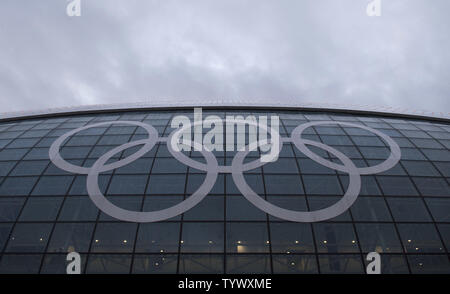 Die Olympischen Ringe auf dem Bolschoj Ice Dome im Olympic Park vor dem Beginn der Olympischen Winterspiele 2014 in Sotschi am 1. Februar in Sotschi, Russland 2014 gesehen. Die Olympischen Spiele in Sotschi 2014 wird am 7. Februar 2014 eröffnen. UPI/Kevin Dietsch Stockfoto