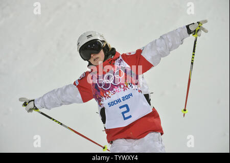 Kanadische Justine Dufour-Lapointe konkurriert in Moguls Viertelfinale der Frauen in Hamm Stadion an der Rosa Khutor Extreme Park während der Olympischen Winterspiele 2014 in Sotschi am 6. Februar in Krasnaja Poljana, Russland 2014. UPI/Kevin Dietsch Stockfoto