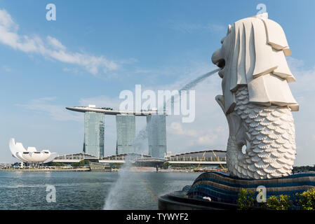 Oktober 02, 2018: Merlion, das nationale Symbol von Singapur (halb Löwe, halb Fisch Statue & Brunnen) mit der berühmten Marina Bay hinter sich. Singapur Stockfoto