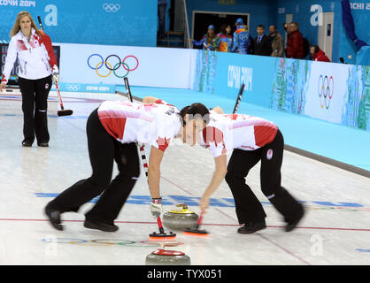 Kanadische überspringen und berühmten lockenstab Jennifer Jones (L) leitet die Mannschaftskameraden während der Kanada vs China Spiel der Frauen Curling Turnier während der Olympischen Spiele in Sotschi, Russland am 10. Februar 2014. UPI/Maya Vidon-White Stockfoto