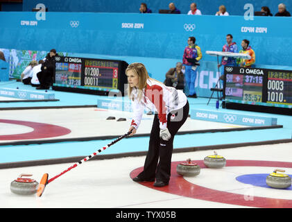 Kanadische überspringen und berühmten lockenstab Jennifer Jones Signale an die Mannschaftskameraden während der Kanada China Spiel der Frauen Curling Turnier während der Olympischen Spiele in Sotschi, Russland am 10. Februar 2014 vs. UPI/Maya Vidon-White Stockfoto