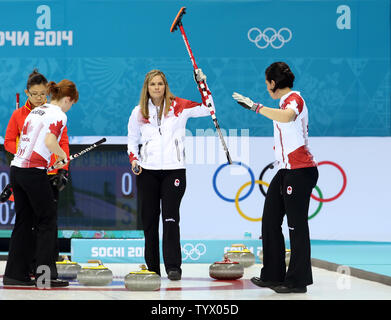 Kanadische überspringen und berühmten lockenstab Jennifer Jones reagiert, nachdem Ihr Team einen Punkt zählte während der Kanada China Spiel der Frauen Curling Turnier während der Olympischen Spiele in Sotschi, Russland am 10. Februar 2014 vs. UPI/Maya Vidon-White Stockfoto