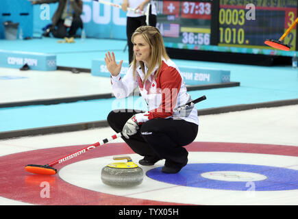 Kanadische überspringen und berühmten lockenstab Jennifer Jones Signale an die Mannschaftskameraden während der Kanada China Spiel der Frauen Curling Turnier während der Olympischen Spiele in Sotschi, Russland am 10. Februar 2014 vs. UPI/Maya Vidon-White Stockfoto