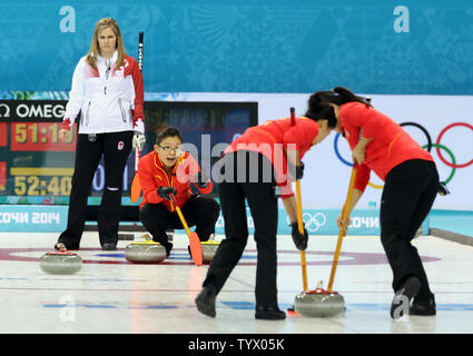 Kanadische überspringen und berühmten lockenstab Jennifer Jones Signale an die Mannschaftskameraden während der Kanada China Spiel der Frauen Curling Turnier während der Olympischen Spiele in Sotschi, Russland am 10. Februar 2014 vs. UPI/Maya Vidon-White Stockfoto