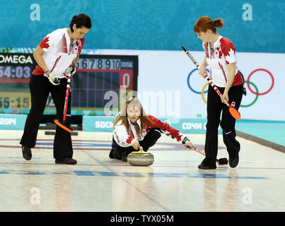 Kanadische überspringen und berühmten lockenstab Jennifer Jones wirft den Stein während der Kanada vs China Spiel der Frauen Curling Turnier während der Olympischen Spiele in Sotschi, Russland am 10. Februar 2014. UPI/Maya Vidon-White Stockfoto