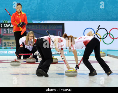 Kanadische überspringen und berühmten lockenstab Jennifer Jones schreit Richtungen Mannschaftskameraden während der Kanada China Spiel der Frauen Curling Turnier während der Olympischen Spiele in Sotschi, Russland am 10. Februar 2014 vs. UPI/Maya Vidon-White Stockfoto