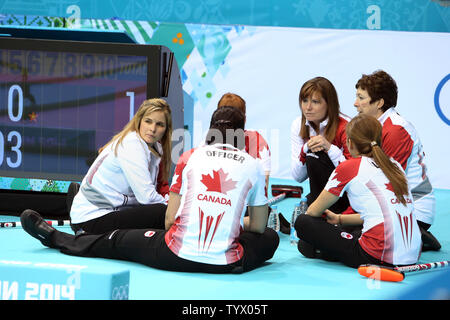 Kanadische überspringen und berühmten lockenstab Jennifer Jones Chats mit Mannschaftskameraden während der Kanada China Spiel der Frauen Curling Turnier während der Olympischen Spiele in Sotschi, Russland am 10. Februar 2014 vs. UPI/Maya Vidon-White Stockfoto