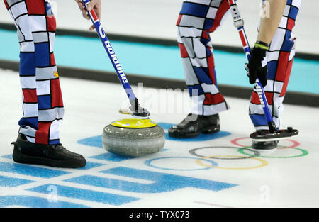 Norwegen Teammitglieder sweep während der ersten Runde von ihren Männern robin Sitzung 2 Eisstockschießen gegen die Vereinigten Staaten während der Olympischen Winterspiele 2014 in Sotschi am 10. Februar in Sotschi, Russland 2014. UPI/Molly Riley Stockfoto