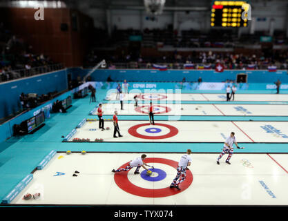 Team Norwegen wirft einen Stein während der ersten Runde von ihren Männern robin Sitzung 2 Eisstockschießen gegen die Vereinigten Staaten am Sotschi Winterspiele 2014 am 10. Februar in Sotschi, Russland 2014. UPI/Molly Riley Stockfoto