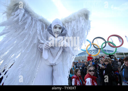 Eine Person, die getarnt als weiße Engel Besucher bei den Olympischen Parks während der olympischen Winterspiele in Sotschi unterhält am 12. Februar 2014. UPI/Maya Vidon-White Stockfoto