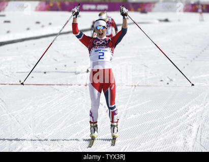 Norwegens Marit Bjoergen feiert nach an zweiter Stelle bei den Damen 30 km Massenstart kostenlose Cross-Country-Rennen bei den Olympischen Winterspielen Sochi 2014 Am 22. Februar 2014 in Krasnaja Poljana, Russland. Norwegen fegte die Medaillen mit Bjoergen, Gold, Therese Johaug Silber und Kristin Steira Stoermer gewann Bronze. UPI/Kevin Dietsch Stockfoto