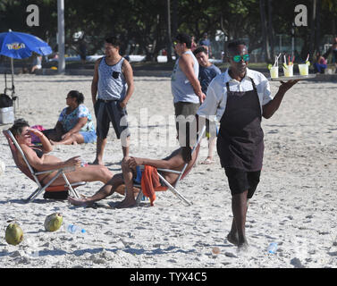 Getränke werden bis Sonntag badegäste an der Marina da Gloria Segeln Austragungsort für die Olympischen Spiele 2016 in Rio de Janeiro, Brasilien am 31. Juli 2016 brachte. Foto von Terry Schmitt Stockfoto