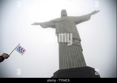 Eine USA olympische Flagge ist neben dem Christus der Erlöser Statue, vor dem Beginn der Olympischen Sommerspiele 2016 in Rio de Janeiro Rio de Janeiro, Brasilien am 3. August 2016 gesehen. Die olympischen Sommerspiele 2016 Start am 5. Foto von Kevin Dietsch/UPI Stockfoto