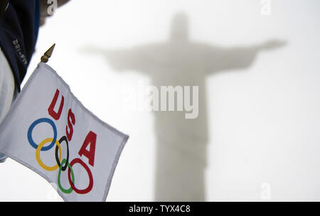 Eine USA olympische Flagge ist neben dem Christus der Erlöser Statue, vor dem Beginn der Olympischen Sommerspiele 2016 in Rio de Janeiro Rio de Janeiro, Brasilien am 3. August 2016 gesehen. Die olympischen Sommerspiele 2016 Start am 5. Foto von Kevin Dietsch/UPI Stockfoto