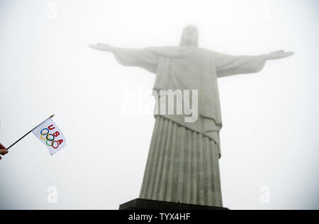 Eine USA olympische Flagge ist neben dem Christus der Erlöser Statue, vor dem Beginn der Olympischen Sommerspiele 2016 in Rio de Janeiro Rio de Janeiro, Brasilien am 3. August 2016 gesehen. Die olympischen Sommerspiele 2016 Start am 5. Foto von Kevin Dietsch/UPI Stockfoto