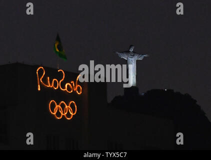 Christus der Erlöser Statue ist neben einem Rio olympische Zeichen am Strand von Copacabana Rio während der Olympischen Sommerspiele 2016 in Rio de Janeiro, Brasilien, am 6. August 2016 gesehen. Foto von Kevin Dietsch/UPI Stockfoto